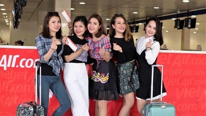 Passengers flying with Vietjet pose for a photo. (Photo courtesy of the company)