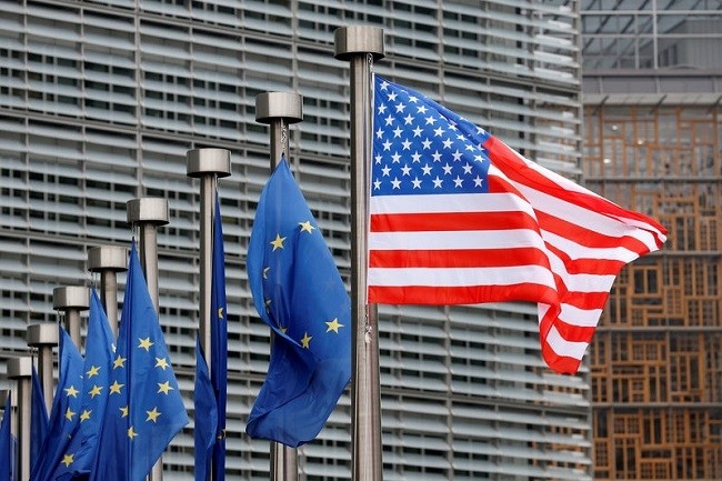 US and EU flags are pictured during the visit of Vice President Pence to the European Commission headquarters in Brussels. (File photo: Reuters)
