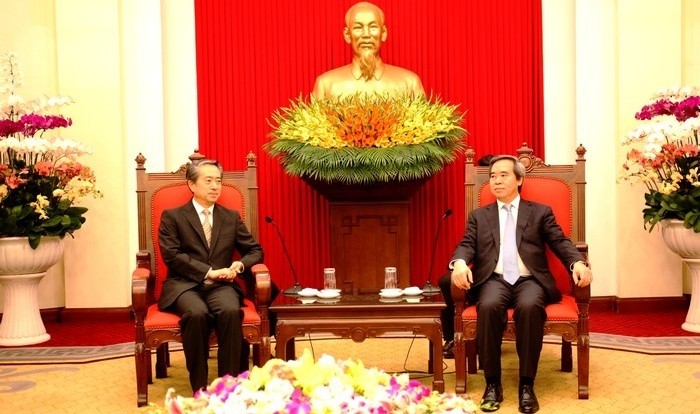 Politburo member Nguyen Van Binh (R) receives Chinese Ambassador to Vietnam Xiong Bo. (Photo: CPV)