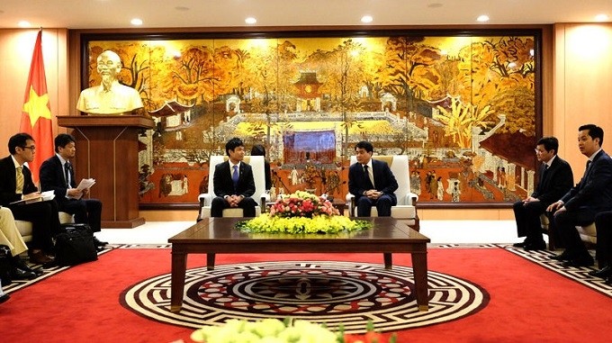 Chairman of the Hanoi People’s Committee Nguyen Duc Chung (right) receives Japanese Vice Minister of the Environment Takaaki Katsumata. (Photo: HNM)