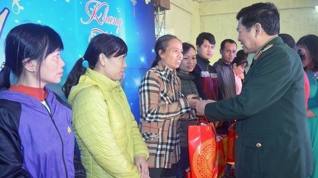 Minister of Defence General Ngo Xuan Lich presents Tet gifts to local disadvantaged workers and labourers in Ha Nam province. (Photo: qdnd.vn)