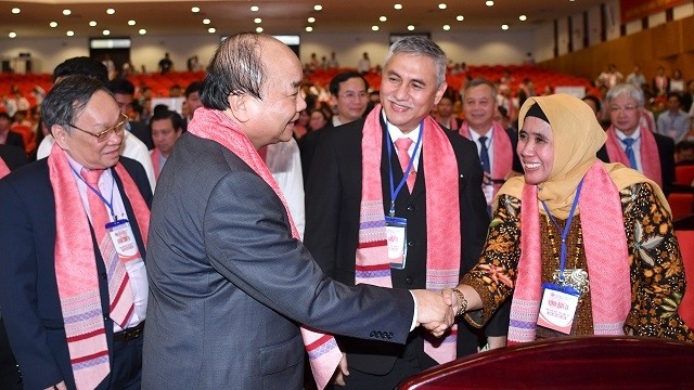 Prime Minister Nguyen Xuan Phuc meets with delegates attending the conference. (Photo: VGP)
