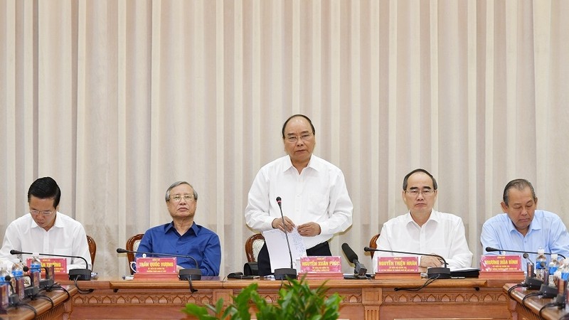 PM Nguyen Xuan Phuc speaking at a meeting with Ho Chi Minh City leaders. (Photo: VGP)