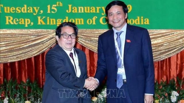 National Assembly (NA) General Secretary and Chairman of the NA Office Nguyen Hanh Phuc (R) meets Cambodian NA Secretary General Leng Peng Long (Photo: VNA)