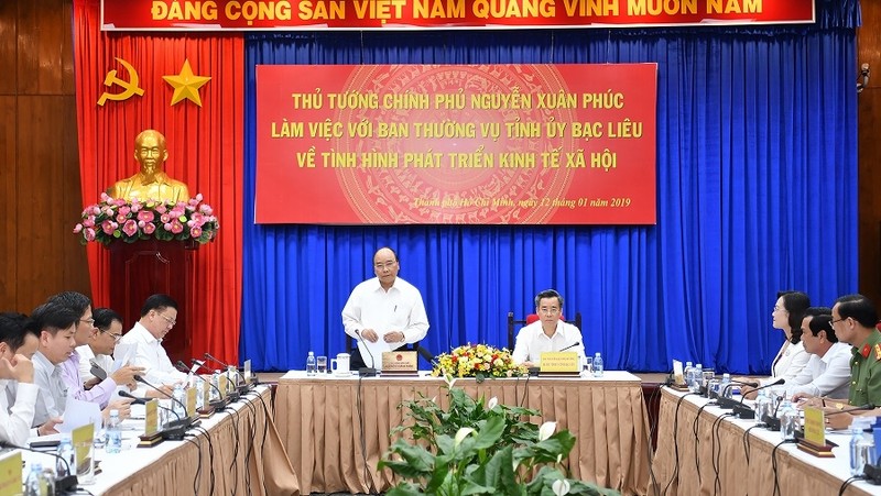 PM Nguyen Xuan Phuc and the leaders of Bac Lieu province. (Photo: VGP)