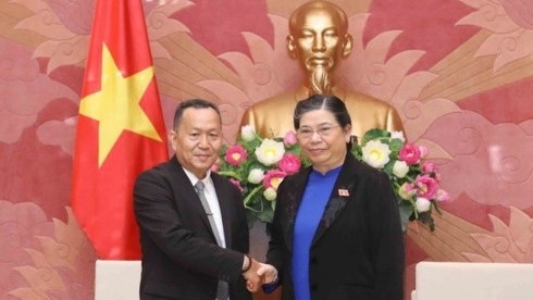 NA Permanent Vice Chairwoman Tong Thi Phong welcomes Laos news agency Khaosan Pathet Lao (KPL)'s General Director Sounthone Khanthavong (Photo: VNA)