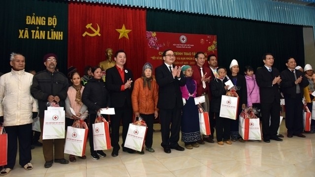 Secretary of Hanoi municipal Party Committee, Hoang Trung Hai (seventh from left) presents Tet gifts to local policy beneficiaries in Ba Vi district on January 17. (Photo: NDO/Duy Linh)