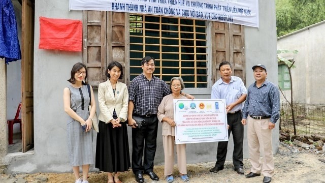 Delegates at the presentation of a storm-resilient house to a vulnerable family in Thua Thien – Hue province (Photo:  qdnd.vn)