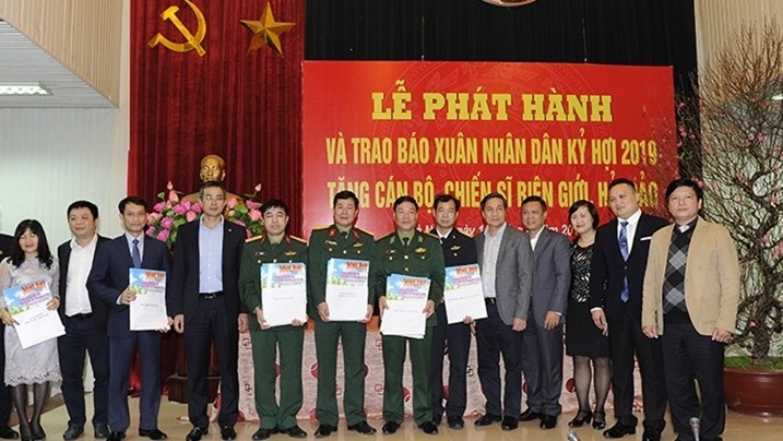 The ceremony to present the Tet issue of Nhan Dan Newspaper to soldiers.