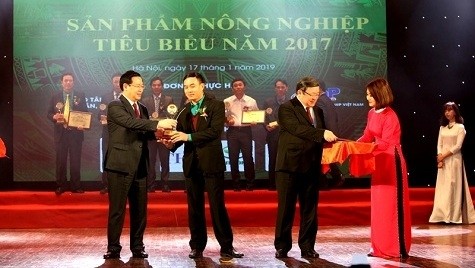 Deputy PM Vuong Dinh Hue awarding the certificates of honour to typical products (Photo: VGP)