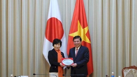 Ho Chi Minh City Chairman Nguyen Thanh Phong and Japanese State Minister for Foreign Affairs Toshiko Abe (Photo: SGGP)