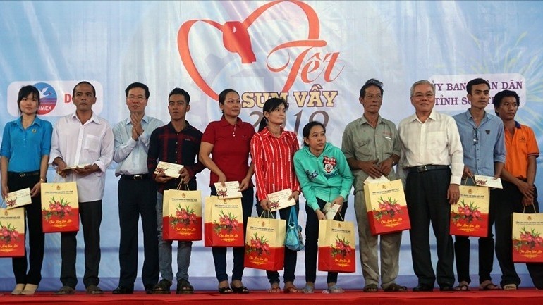 Politburo member Vo Van Thuong (third from left) and participants at the Tet gathering held for poor workers in Soc Trang province on January 19 (Photo: laodong.vn)