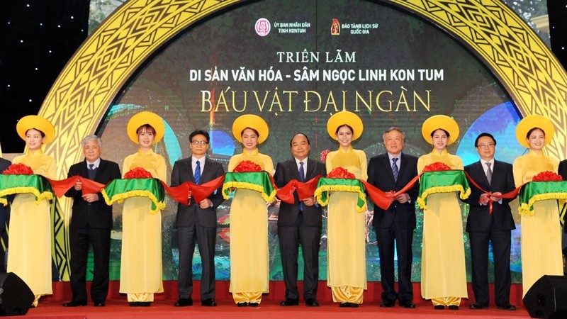 Prime Minister Nguyen Xuan Phuc attends an exhibition on Ngoc Linh ginseng. (Photo: Tran Hai)