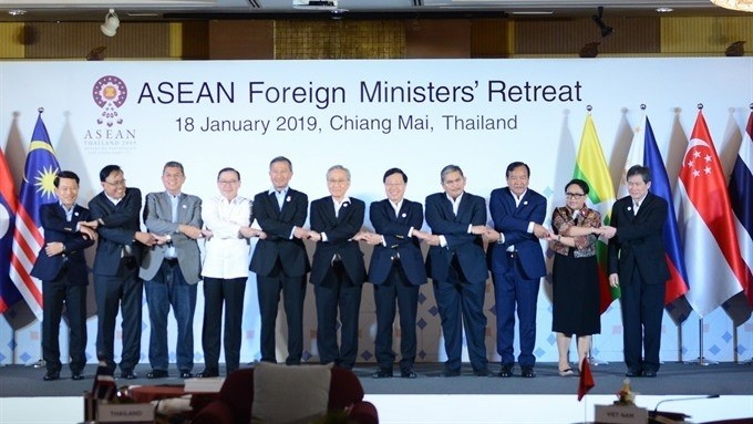 Foreign ministers of the Southeast Asian bloc do the ASEAN handshake at the ASEAN Foreign Ministers’ Retreat in Thailand (Photo: VNA)