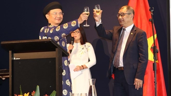 Vietnamese Ambassador Ngo Huong Nam (L) and Chairman of the Vietnamese Business Association of Australia Tran Ba Phuc toast the Lunar New Year at the event on January 19 (Photo: VNA)