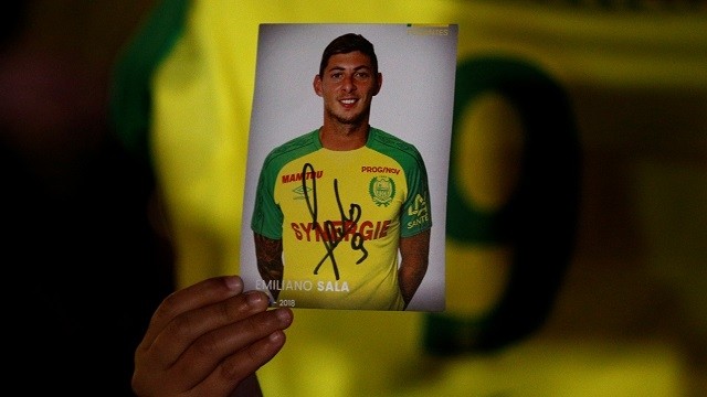 A fan holds a portrait of Emiliano Sala in Nantes' city center after news that newly-signed Cardiff City soccer player Emiliano Sala was missing after the light aircraft he was travelling in disappeared between France and England the previous evening, according to France's civil aviation authority, France, January 22, 2019. (Photo: Reuters)