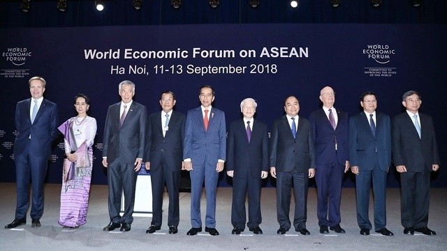 Vietnam’s Party General Secretary and President Nguyen Phu Trong (fifth from right), Prime Minister Nguyen Xuan Phuc (fourth from right) and heads of delegations at the opening ceremony of the WEF on ASEAN 2018 in Hanoi on September 12. (Photo: VNA)