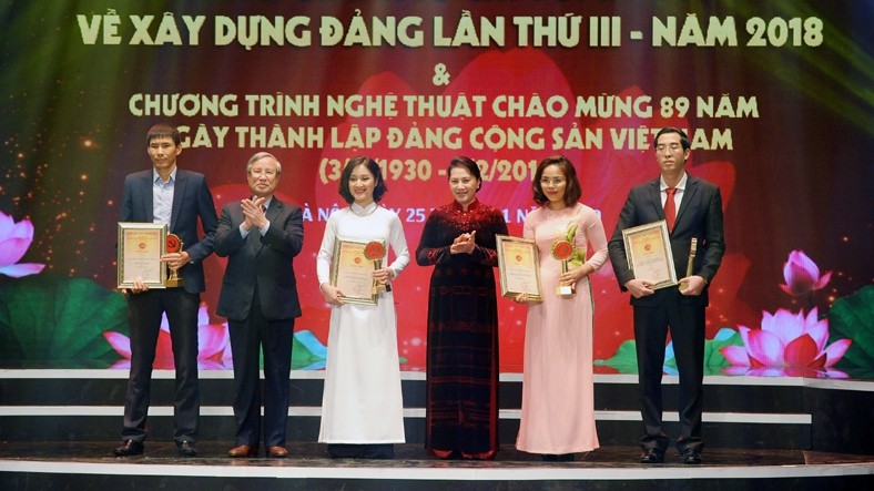 National Assembly Chairwoman Nguyen Thi Kim Ngan and winners of the A prize. (Photo: Tran Hai)