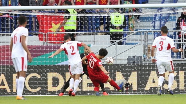 Cong Phuong (No. 10) scores Vietnam’s equaliser in the match against Jordan at the AFC Asian Cup 2019’s Round of 16.