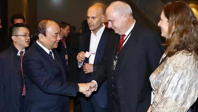 Prime Minister Nguyen Xuan Phuc (second, left) greets executives of multinational groups at the Vietnam economic dialogue in Davos on January 23 (Photo: VNA)