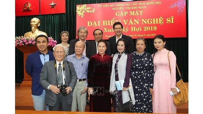 NA Chairman Nguyen Thi Kim Ngan (first row, centre) joins the southern artists in a group photo. (Photo: VNA)