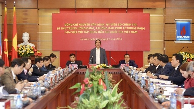Politburo member and head of the Party Central Committee’s Economic Commission Nguyen Van Binh speaks at the working session. (Photo: petrotimes.vn)