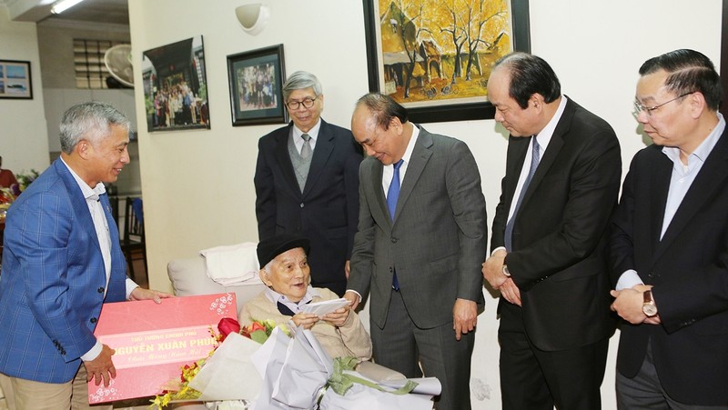 Prime Minister Nguyen Xuan Phuc visited Prof. Hoang Tuy (Photo:VGP)