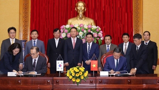 Minister To Lam (R) and Prosecutor General Moon Moo-il sign the MoU during their talks in Hanoi on January 29. (Photo: VOV)