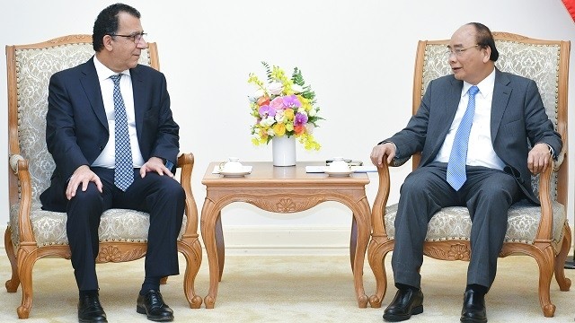 Prime Minister Nguyen Xuan Phuc (R) and Chilean Ambassador Jaime Chomali Garib. (Photo: VGP)