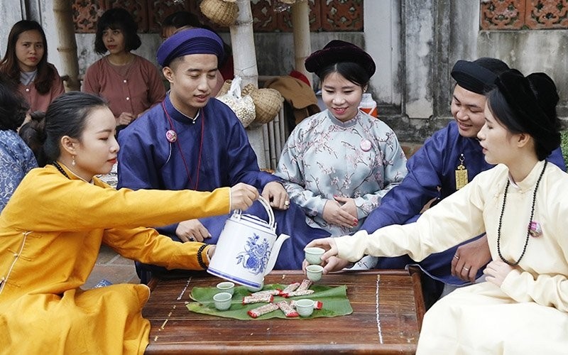 Visitors have a chance to experience activities reproducing the ancient Tet festival.