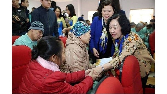 Politburo member and Head of the Party Central Committee’s Commission for Mass Mobilisation, Truong Thi Mai, (far right) presents gifts to cancer patients undergoing treatment at Phu Tho provincial General Hospital, on January 29, 2019. (Photo: suckhoedoisong.vn)