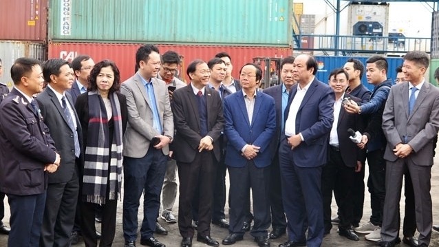 Chairman of the Government Office Mai Tien Dung inspects the congestion of scrap material containers at Hai Phong Port.