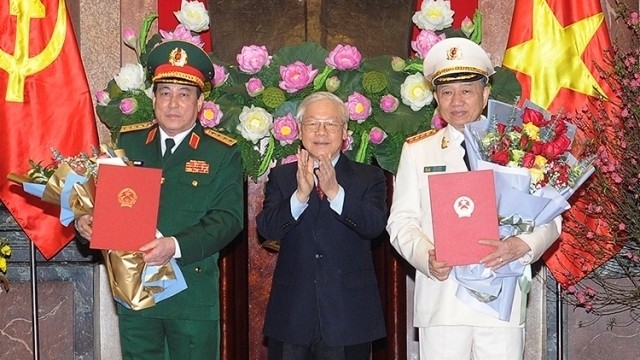 Party General Secretary and President Nguyen Phu Trong (C) hands over the promotion decisions to General To Lam (R) and General Luong Cuong. (Photo: NDO/Dang Khoa)