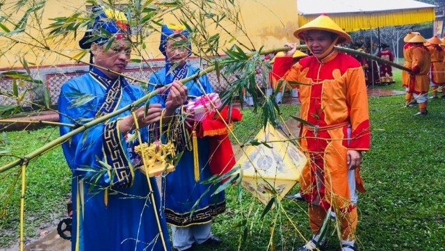 Neu pole installed at Hue Imperial Citadel to welcome Lunar New Year (Photo: tintucvietnam.vn)