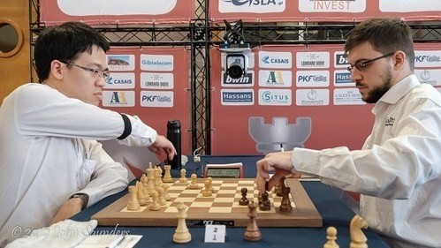 Vietnam’s top chess player Le Quang Liem (L) playing France’s Maxime Vachier Lagrave in the eighth round. (Photo: Gibraltar Chess)