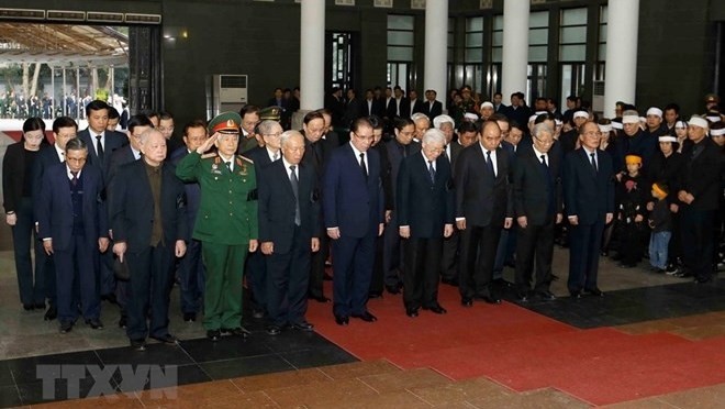Party and State leaders pay respect to former Politburo member Nguyen Duc Binh at the funeral on February 2 (Photo: VNA)