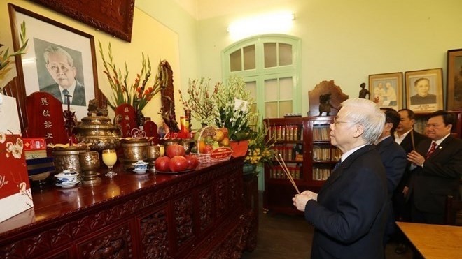 Party General Secretary and President Nguyen Phu Trong offers incense to late General Secretary Le Duan on February 2 (Photo: VNA)