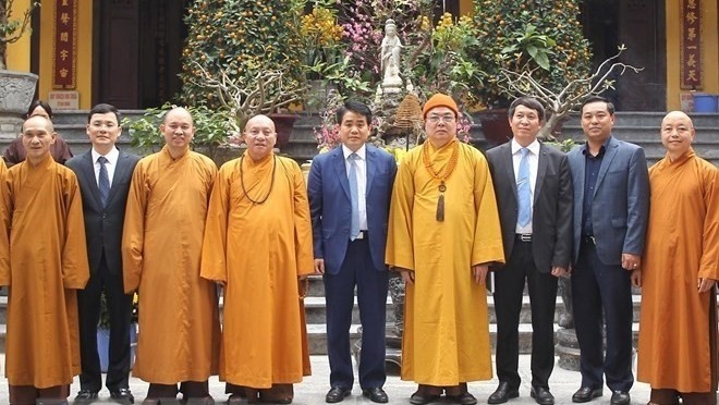 Chairman of the People’s Committee of Hanoi Nguyen Duc Chung (centre) delivers Tet greetings to the Vietnam Buddhist Sangha (VBS). (Photo: VNA)