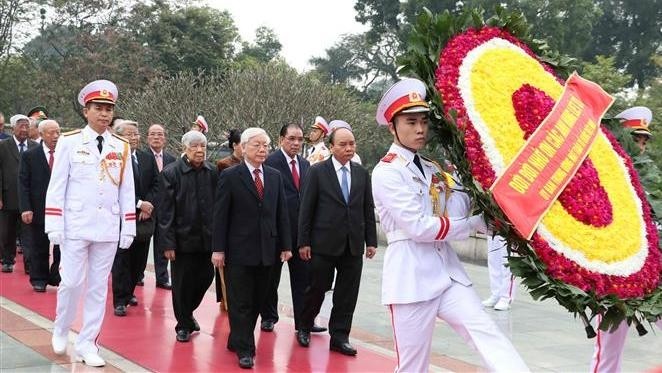 Leaders of the Party, State, National Assembly, Government and Vietnam Fatherland Front pay tribute to late President Ho Chi Minh at his mausoleum. (Photo: VNA)