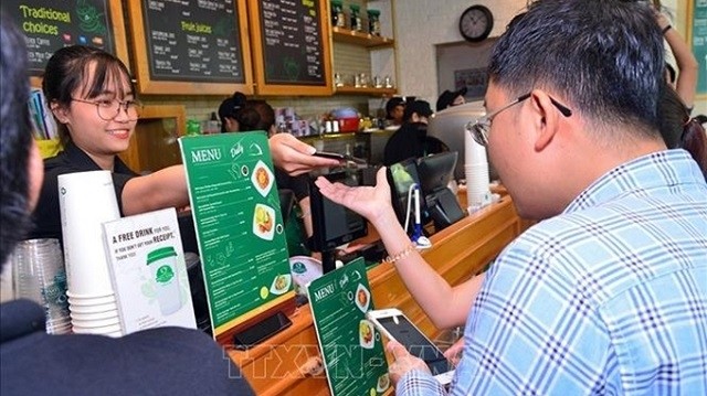 E-payment via cellphones is among the key incentives to boost e-payments in Vietnam. (Photo for illustration: VNA)