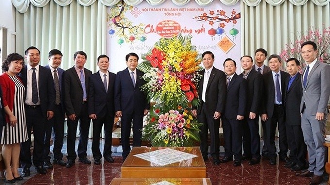 Chairman of the Hanoi People’s Committee Nguyen Duc Chung (sixth from left) pays pre-Tet visit to the Evangelical Church of Vietnam (North).