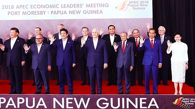 Leaders of APEC member economies pose for a photo together at the 2018 APEC Summit in Papua New Guinea. (Photo: VNA)