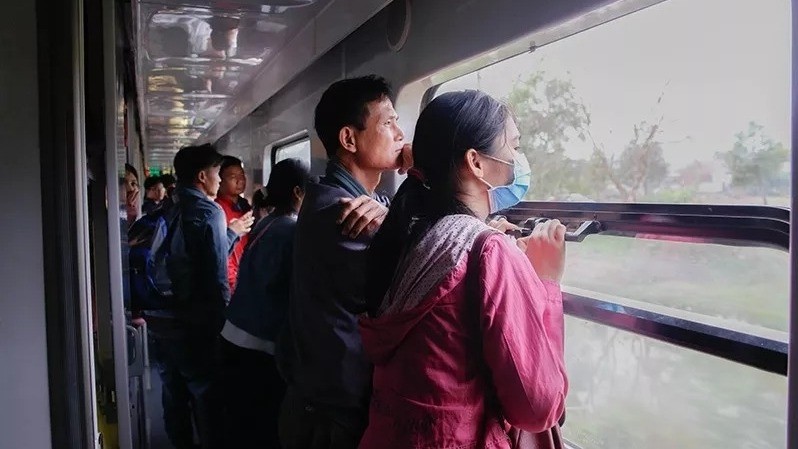 After a year away from home to earn living, the Lunar New Year (Tet) is an occasion for family reunions. Therefore, the moment of waiting for the train’s arrival brings endless emotions to the expatriates.