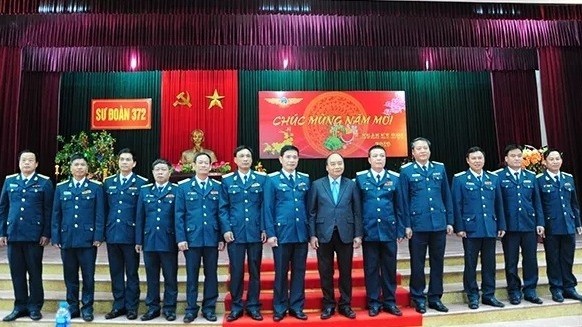 PM Nguyen Xuan Phuc (black suit) joins a group photo with officials and soldiers of Division 372 under the Air Defence - Air Force Service, Da Nang, February 4, 2019. (Photo: NDO/Anh Dao)