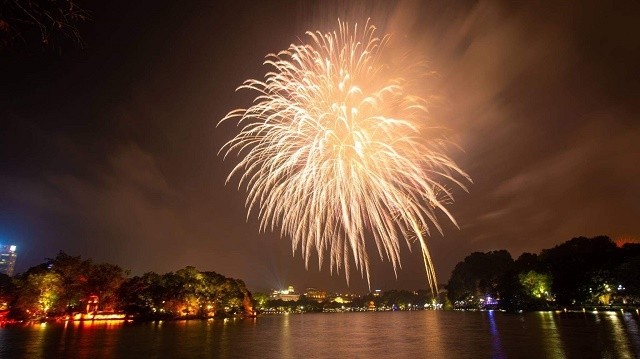 Fireworks light up Hanoi sky 