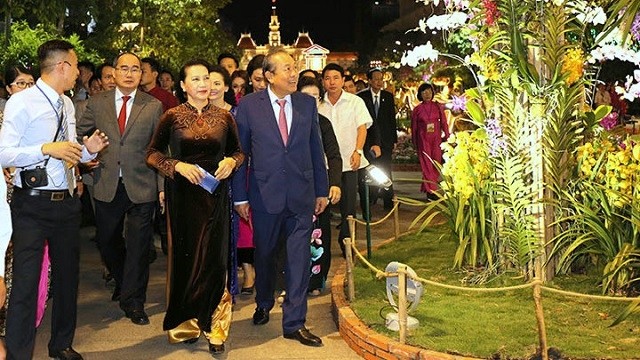 NA Chairwoman Nguyen Thi Kim Ngan (C) and delegates visit the HCM City Flower Street on February 2 night. (Photo: NDO)