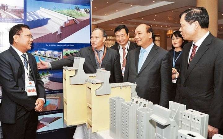 Prime Minister Nguyen Xuan Phuc at an exhibition on disaster prevention technology. 