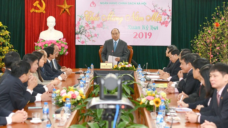PM Nguyen Xuan Phuc speaking at the meeting. (Photo: VGP)