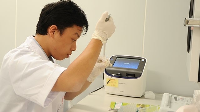 Modulation of immune cells in cancer treatment at the Gene-Protein Research Centre under the Hanoi Medical University. (Photo: Nam Anh)