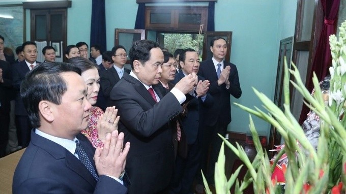VFF President Tran Thanh Man offers incense to President Ho Chi Minh at House No. 67. (Photo: laodongthudo.vn)